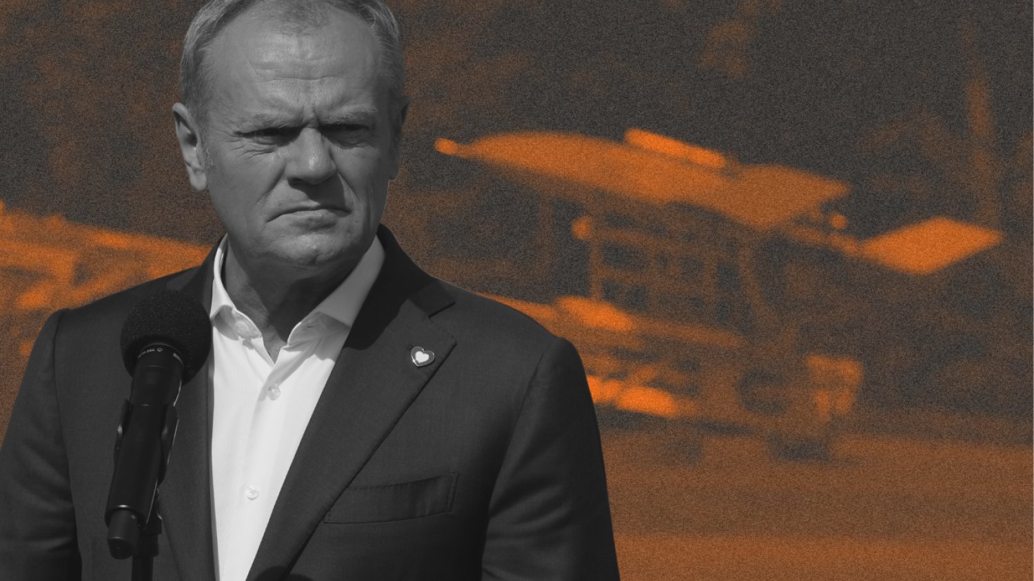 Nowy sondaż. Czy Donald Tusk powinien zostać, czy podać się do dymisji ze stanowiska premiera? Donald Tusk stojący przy mikrofonie na tle zieleni i sprzętu lotniczego.
