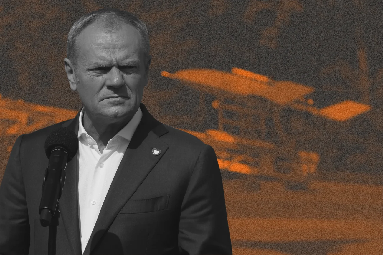 Nowy sondaż. Czy Donald Tusk powinien zostać, czy podać się do dymisji ze stanowiska premiera? Donald Tusk stojący przy mikrofonie na tle zieleni i sprzętu lotniczego.