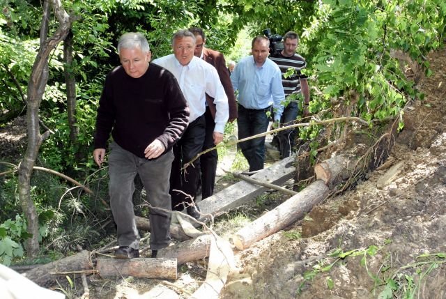 Jarosław Kaczyński na wałach przeciwpowodziowych w 2010 roku.
