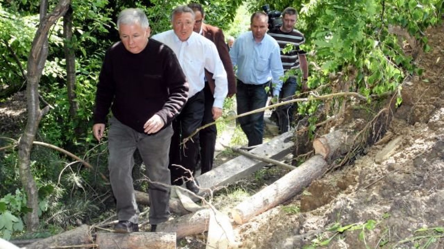 Jarosław Kaczyński na wałach przeciwpowodziowych w 2010 roku.