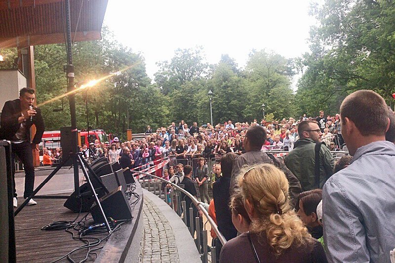 Rafał Brzozowski rozgrzewa publiczność na pikniku charytatywnym dla Beaty Jałochy.
