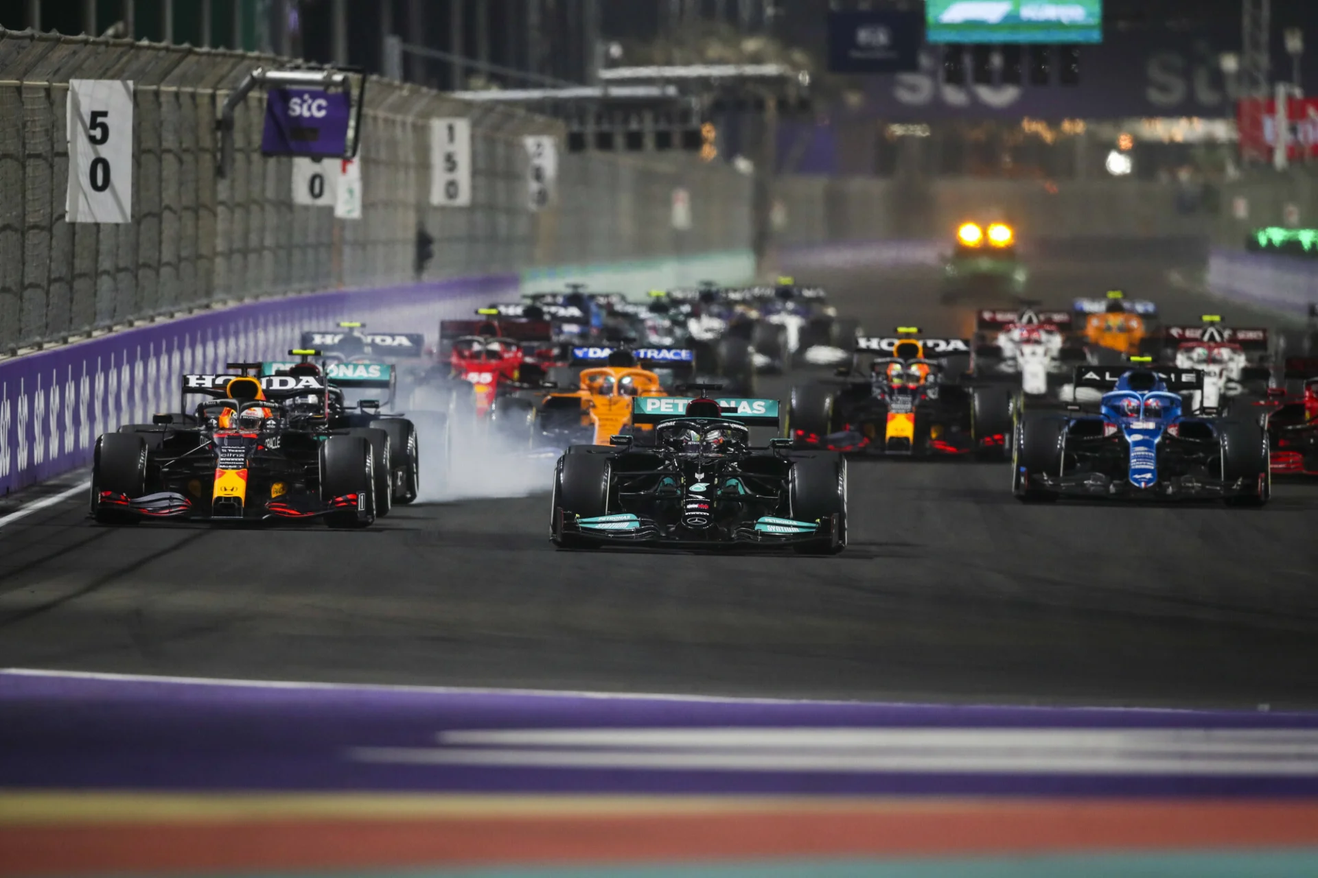 Wyścig w Arabii Saudyjskiej przeszedł do historii jako niebywale dramatyczny, wygrał Lewis Hamilton