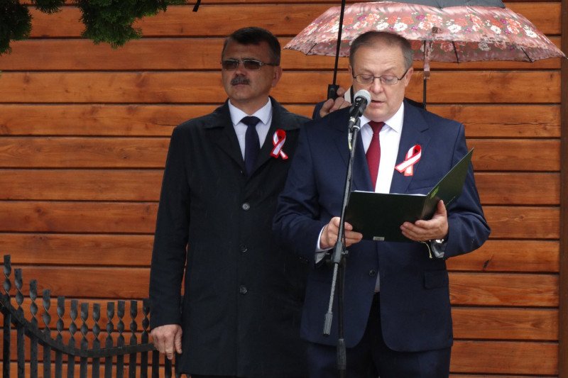 – Wszelkiego rodzaju ohyda, od której czuć swąd szatana usiłuje się wedrzeć do naszych szkół  – mówił 3 maja Andrzej Głaz, wójt Tuszowa Narodowego.