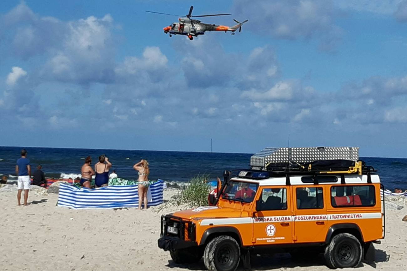 Tragedia na plaży w Rozewiu. Znaleziono zwłoki 50-letniego ojca i 22-letniego syna. (Zdjęcie ilustracyjne).