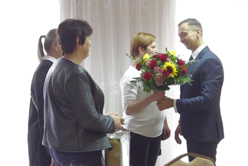 Kwiaty i gratulacje towarzyszyły uroczystości ślubowania nowego burmistrza Nowogrodu.