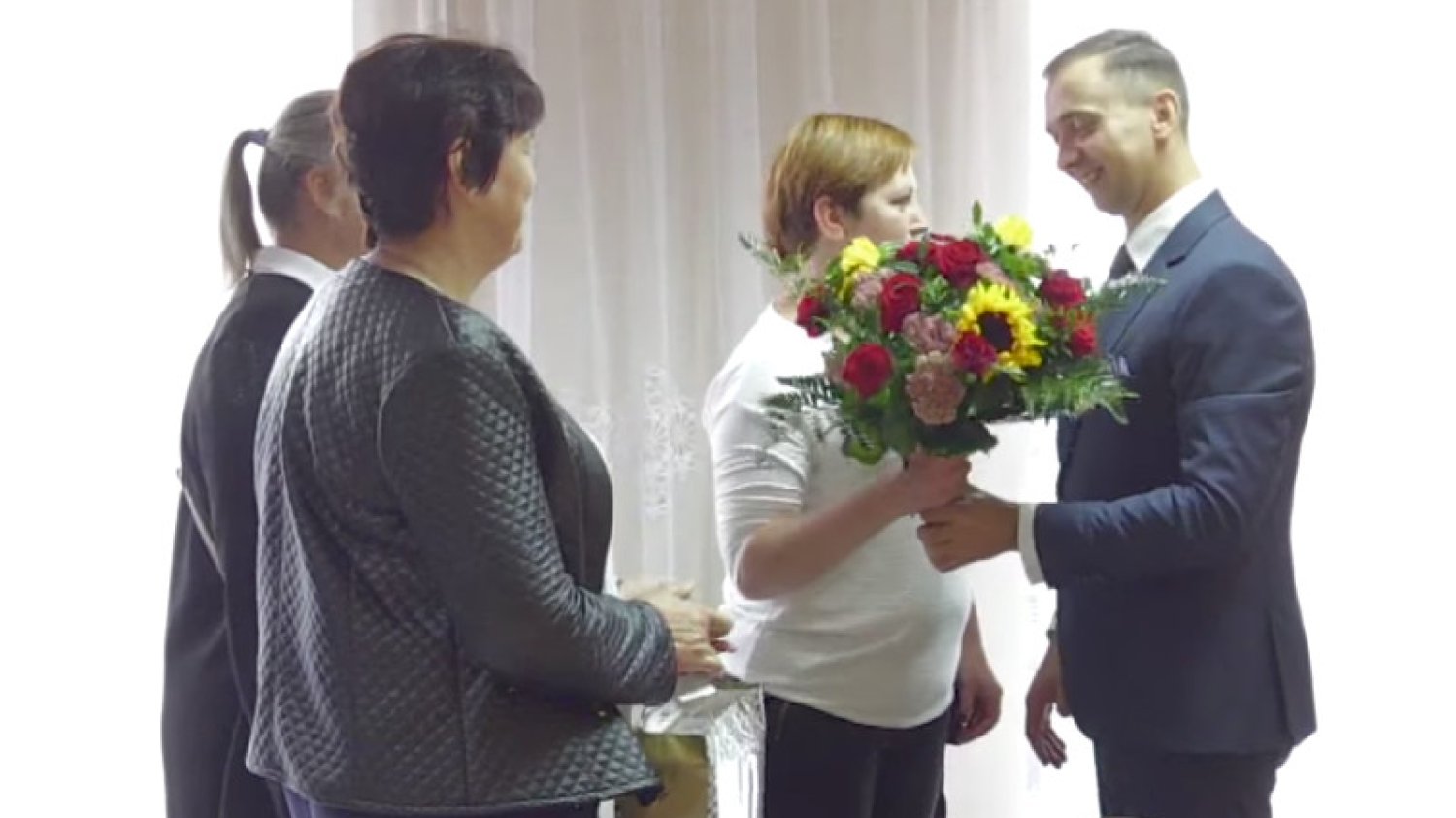 Kwiaty i gratulacje towarzyszyły uroczystości ślubowania nowego burmistrza Nowogrodu.