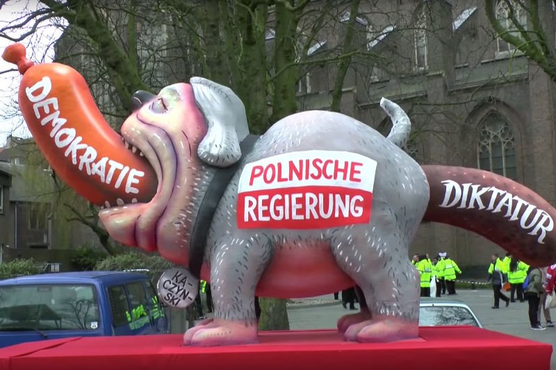 Takie rzeźby długo jeszcze pewnie będą Polaków oburzać zamiast śmieszyć.