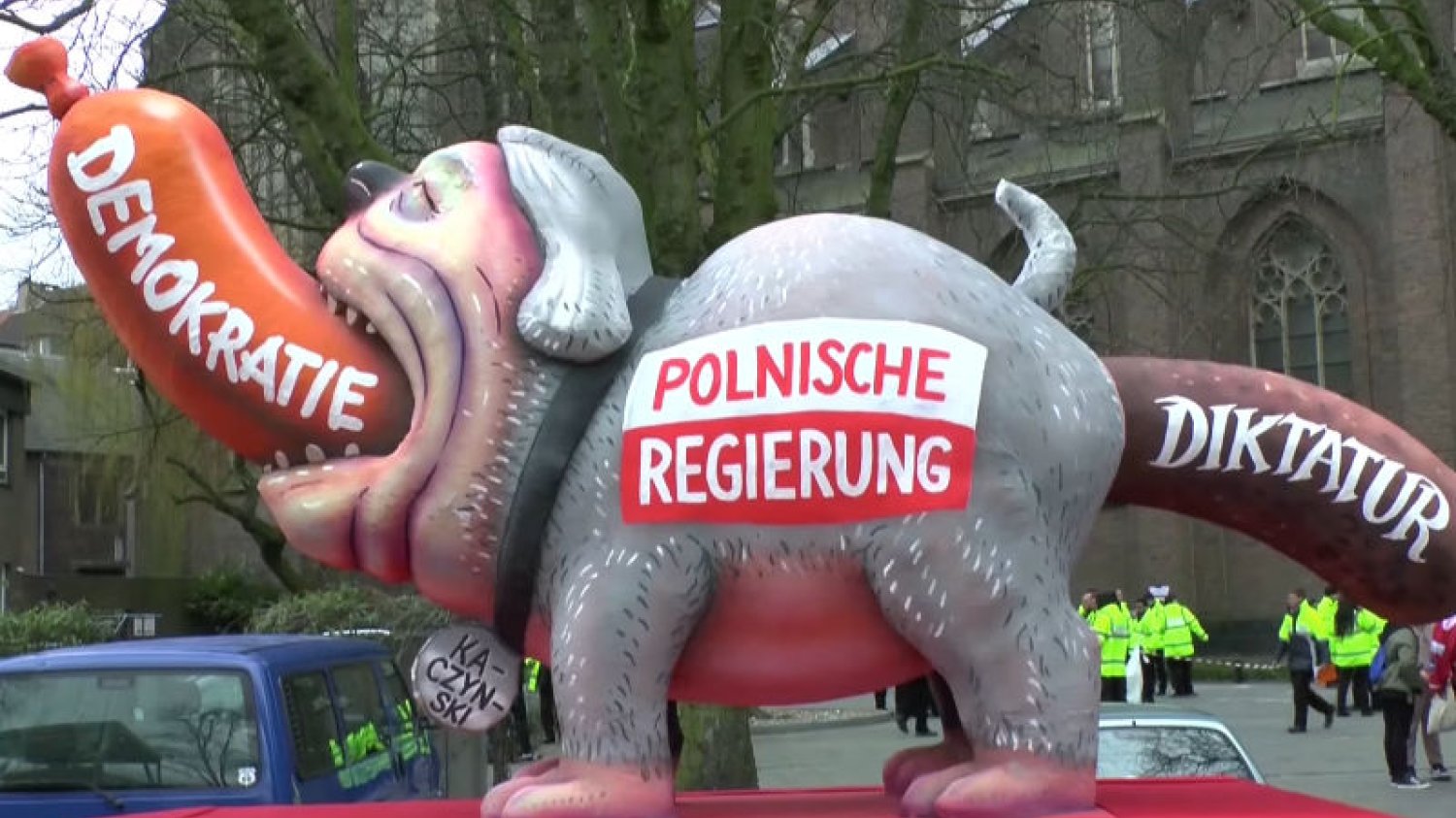 Takie rzeźby długo jeszcze pewnie będą Polaków oburzać zamiast śmieszyć.