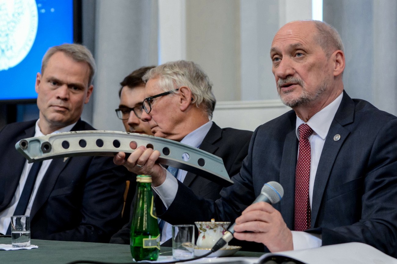 Antoni Macierewicz podczas prezentacji jednego z raportów podkomisji smoleńskiej