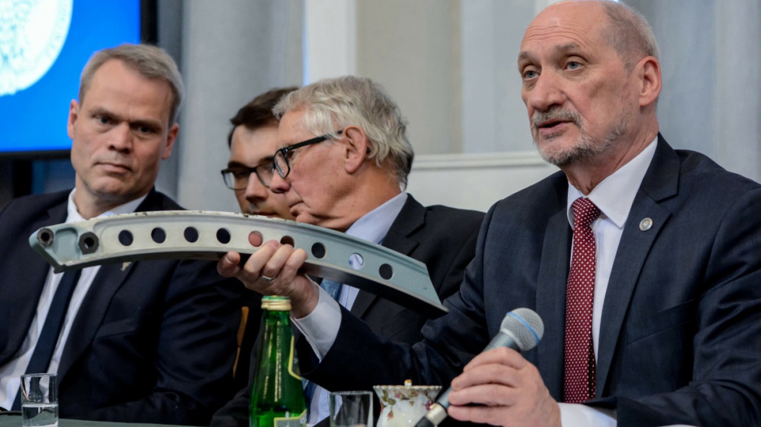 Antoni Macierewicz podczas prezentacji jednego z raportów podkomisji smoleńskiej