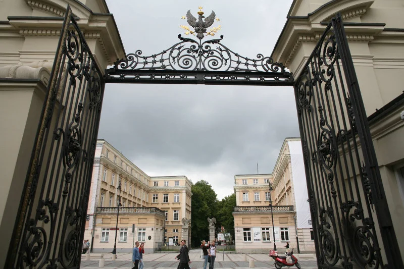 Uniwersytet Warszawski wprowadza zmiany do regulaminu studiów, m.in. opłaty za nieoddane w terminie prace dyplomowe.
