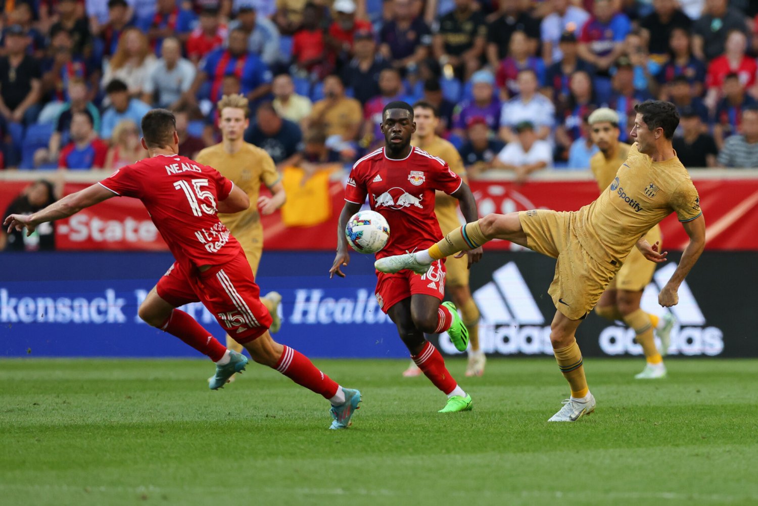 Wyciekły zarobki piłkarzy Barcelony. Pozycja Roberta Lewandowskiego w nowym klubie mocno zaskakuje