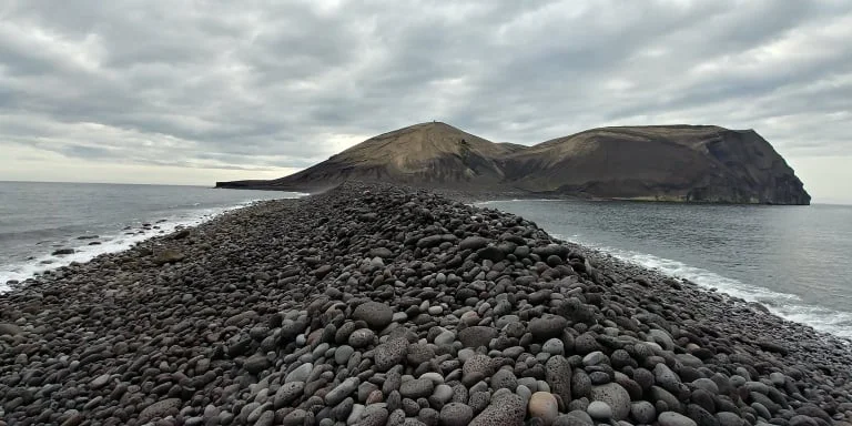 Wyspa wulkaniczna Surtsey.