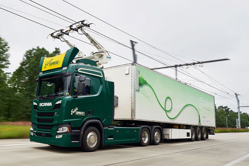 eHighway to elekryczna autostrada, z której mogą korzystać wyposażone w pantografy ciężarówki hybrydowe. Technologia, zapewniając stałe zasilanie dla pojazdów podczas jazdy, łączy wydajność kolei z elastycznością transportu drogowego