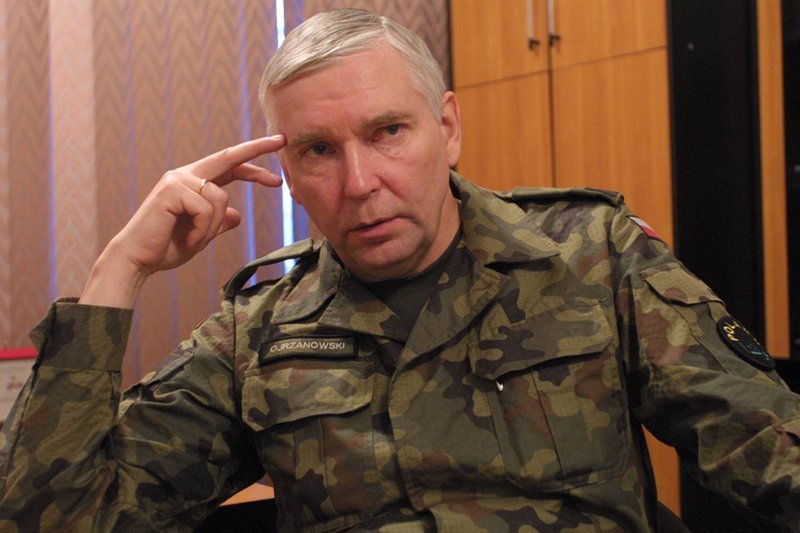 Marek Ojrzanowski, na zdjęciu z 2004 r., to wojskowy z długoletnim stażem. Dodaje, że na całym świecie korzysta się z wiedzy byłych generałów. – U nas odwrotnie, próbuje im się zamknąć usta – komentuje.