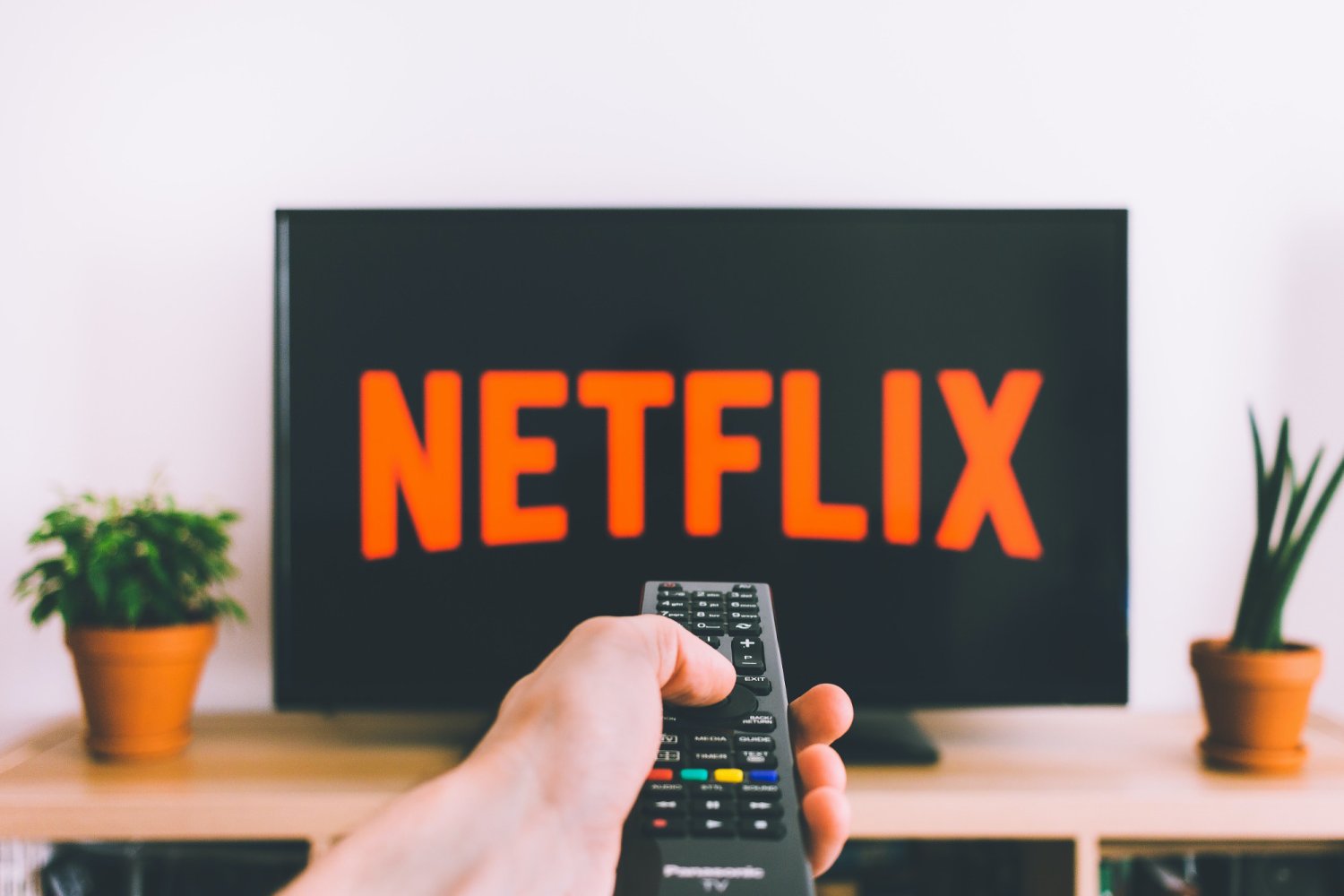 Netflix napis Netflix na ekranie telewizora