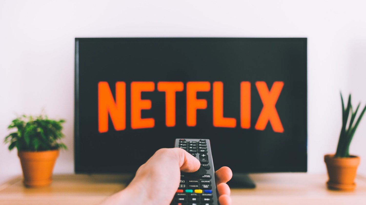 Netflix napis Netflix na ekranie telewizora