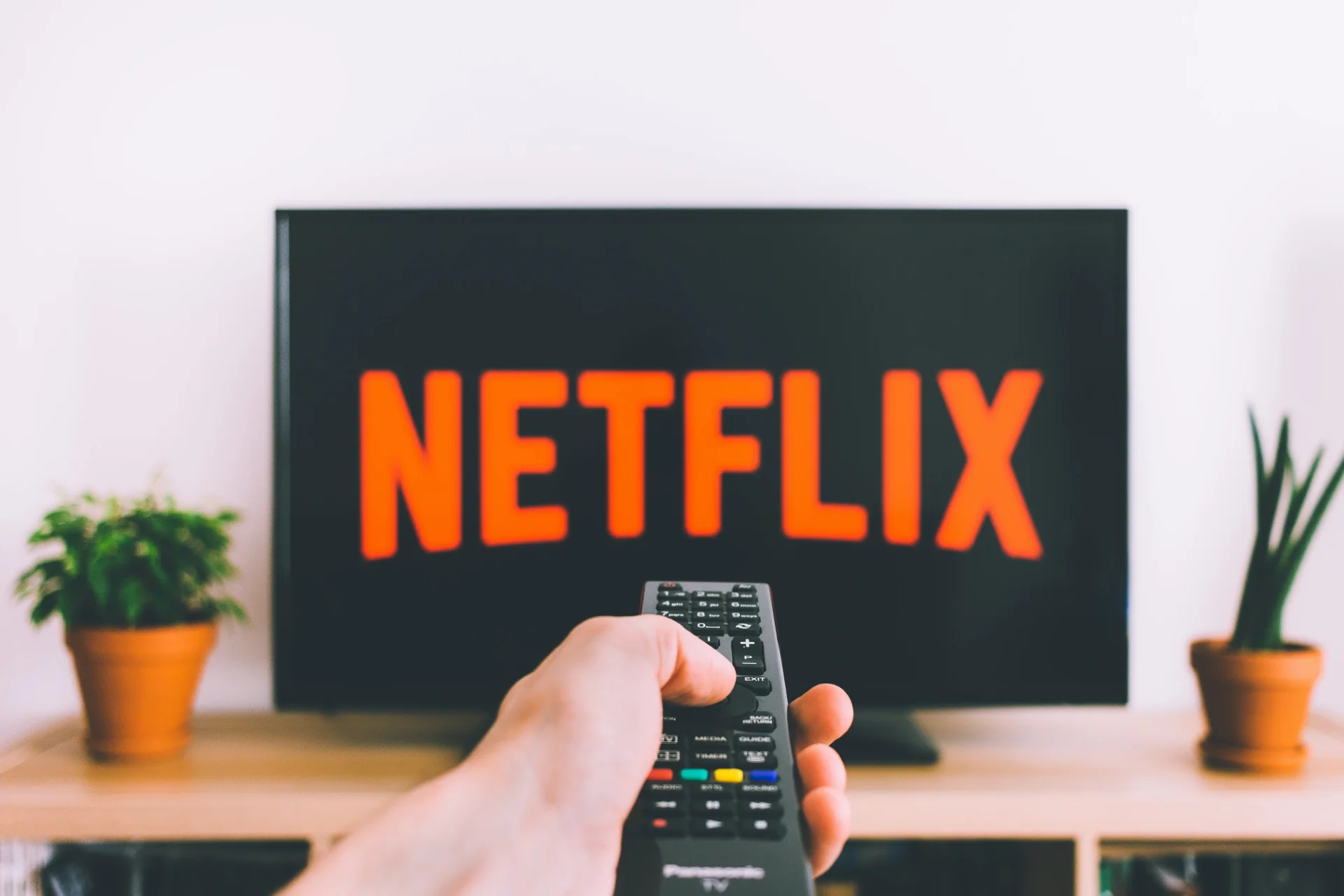 napis Netflix na ekranie telewizora