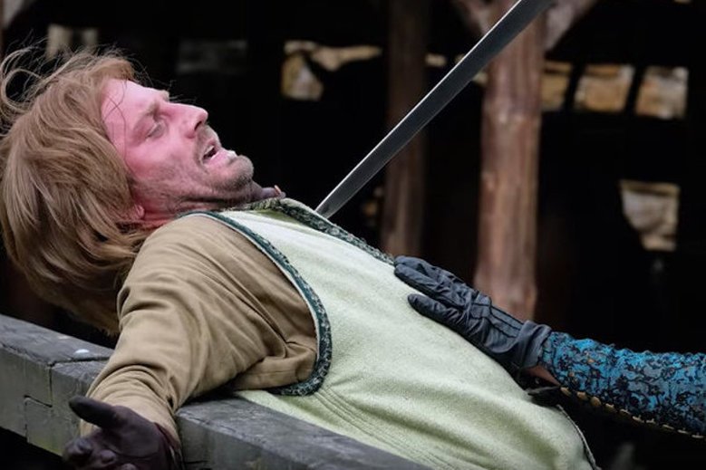 TVP twierdziła, że fan page serialu "Korona królów" zaatakował złośliwy bot. Jak się okazuje, za rzekomym atakiem stoi grupa kilku kolegów z pracy.