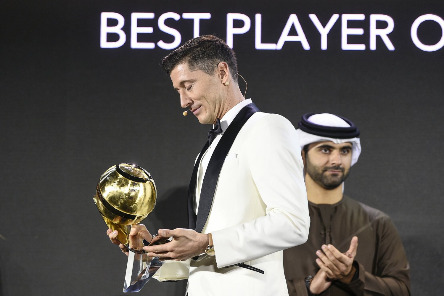 Po znakomitym roku Robert Lewandowski znów odbiera nagrodę za nagrodą