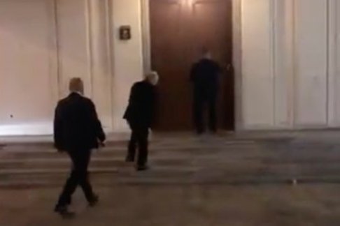 Jak prezes Kaczyński wchodzi do Sejmu? Poseł Tomczyk z PO nagrał film.