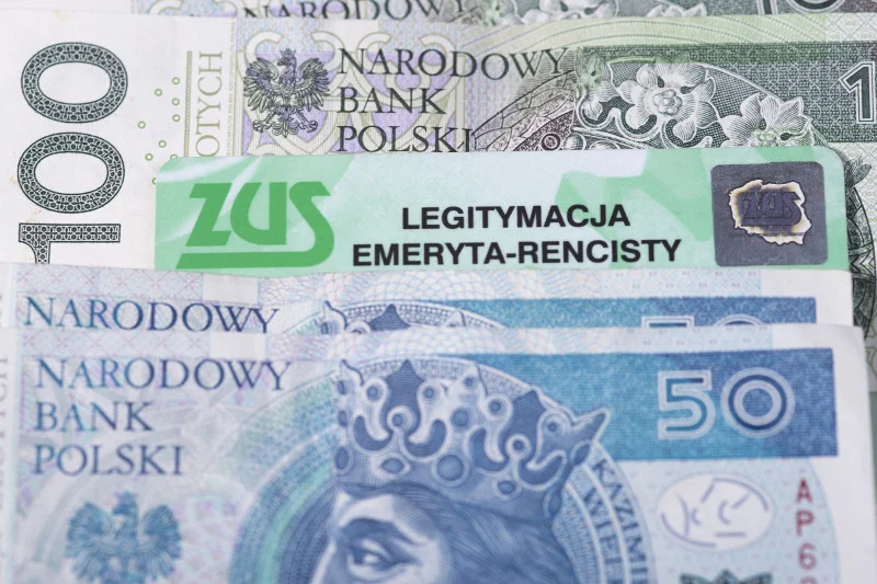 Na dziś średnia emerytura w ZUS to ok. 1806 zł netto,natomiast najczęściej wypłacana to już tylko 906 zł netto