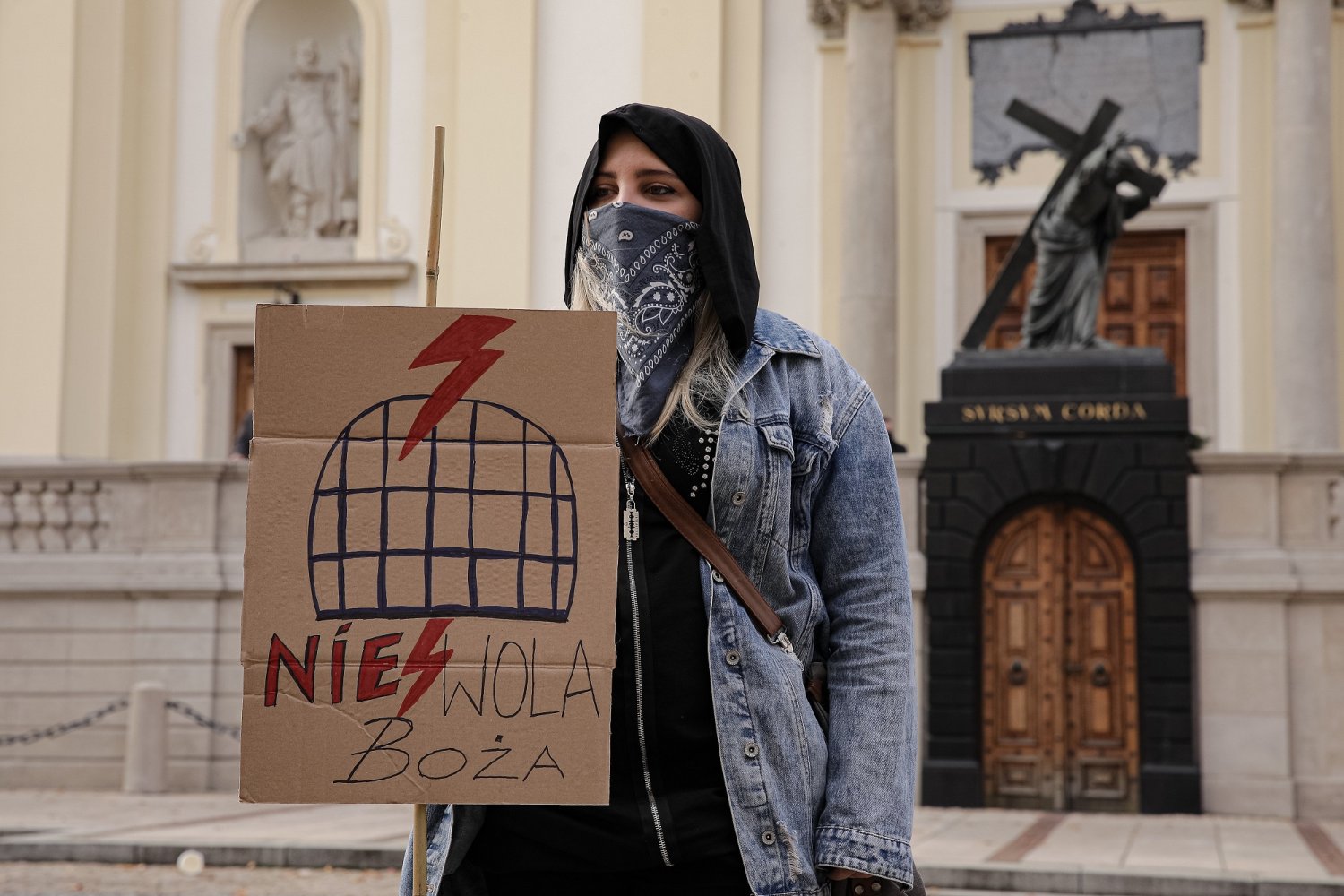 W pobliżu kościołów oraz w samych świątyniach odbywają się protesty ws. zaostrzenia prawa aborcyjnego.