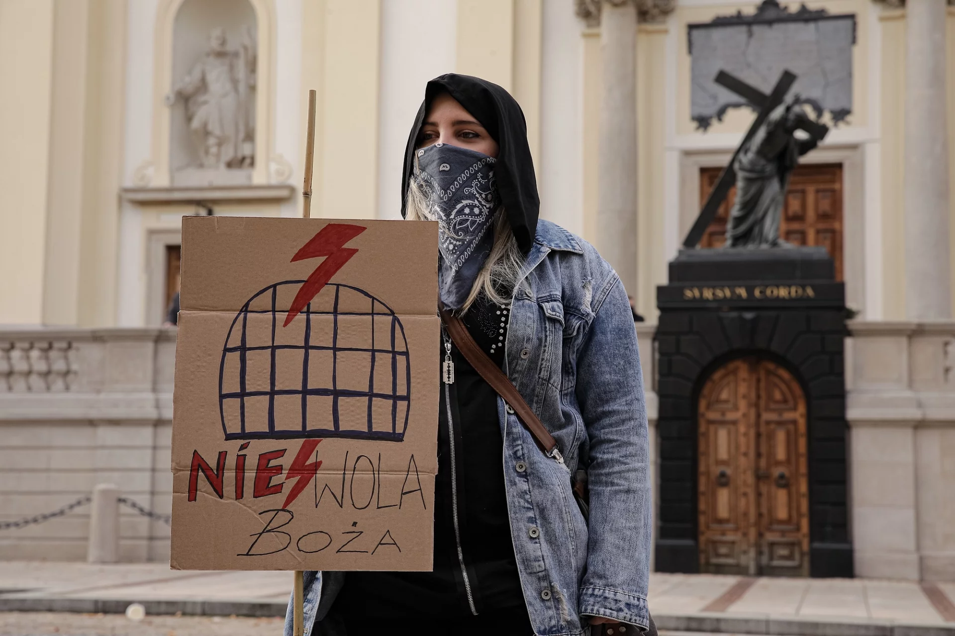 W pobliżu kościołów oraz w samych świątyniach odbywają się protesty ws. zaostrzenia prawa aborcyjnego.