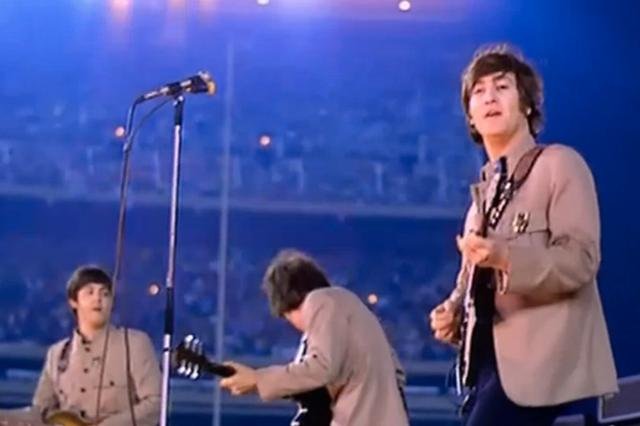 The Beatles podczas koncertu na Shea Stadium w 1965 r.