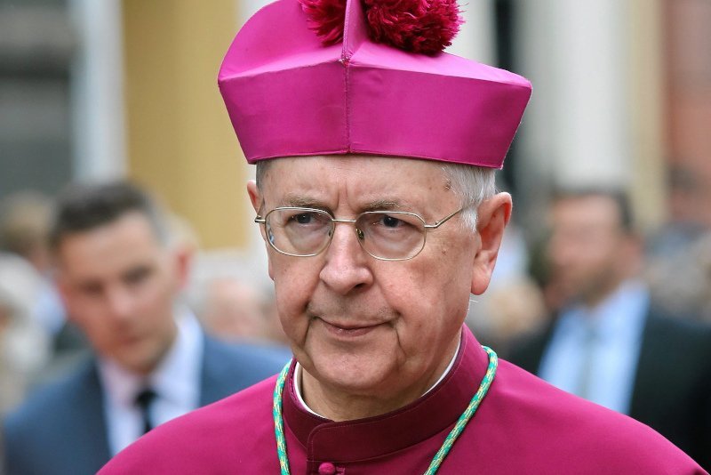 Przewodniczący Episkopatu do premiera. Prosi o zmniejszenie limitu wiernych w kościołach.