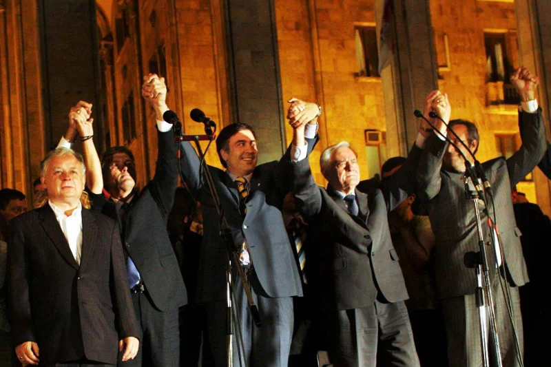 Lech Kaczyński na miejskim wiecu w Gruzji w 2008 roku.