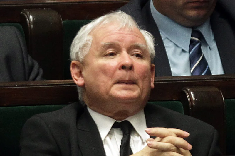 Jest kilka względów, przez które prezes PiS Jarosław Kaczyński nie musi zbytnio przejmować się dziesiątkami tysięcy Polaków, którzy wychodzą na ulice.