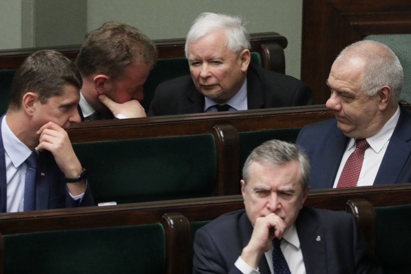 PiS chce wprowadzić do tzw. ustawy covidowej zmiany, które już dziś nazywane są "bezkarność plus".