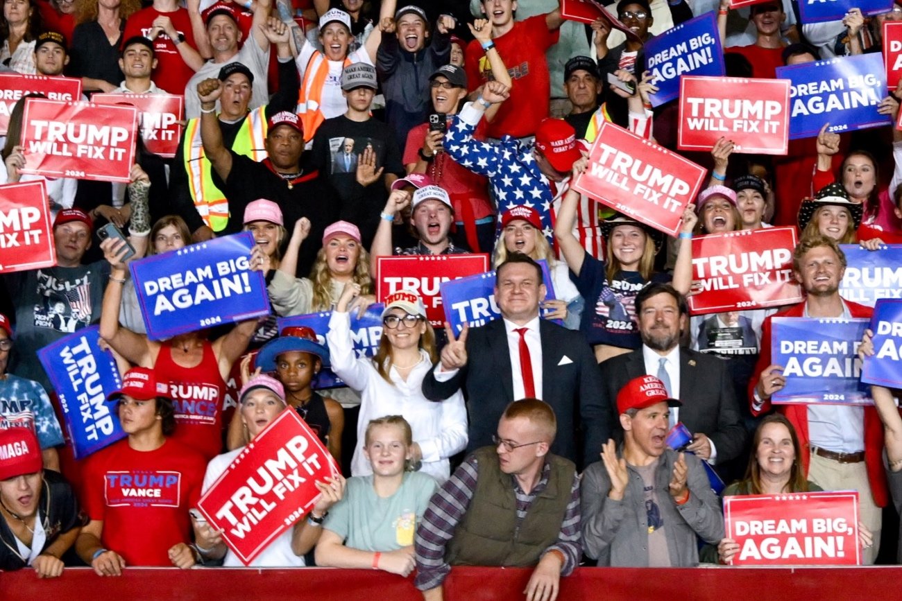 Tak Dominik Tarczyński mobilizował Polonię na wiecu w Wirginii.