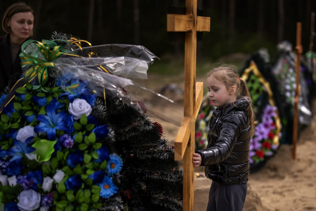 6-latka odwiedza groby swoich rodziców w Irpieniu.