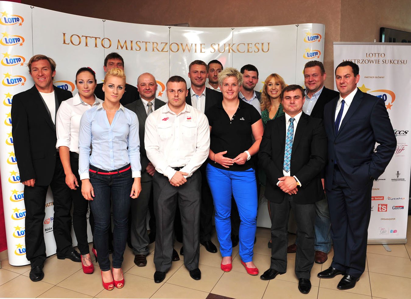 Stoją od lewej: Marek Kolbowicz, Beata Mikołajczyk, Karolina Naja, Adam Korol, Gabriel Samolej, Adrian Zieliński, Grzegorz Kotowicz, Henryk Szost, Anita Włodarczyk, Szymon Kołecki, Katarzyna Zygmunt, Leszek Blanik, Krzysztof Kaliszewski, Paweł Zygmunt