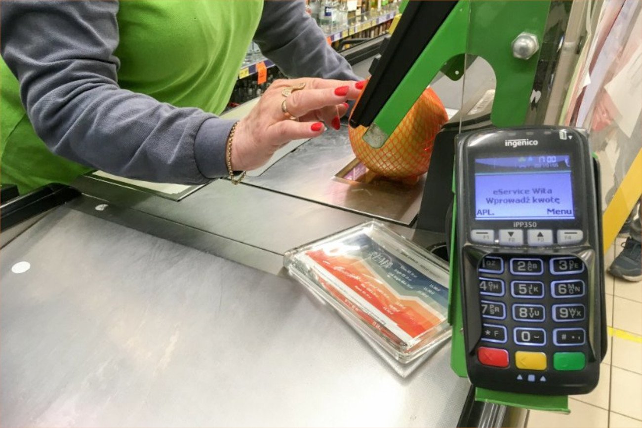 sprzedawczyni w sklepie