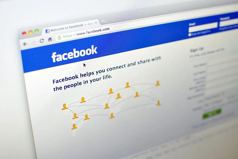 Płatne wiadomości na Facebooku? Portal Mara Zuckerberga testuje system opłat za przesyłanie wiadomości do osób spoza kręgu znajomych na Facebooku.