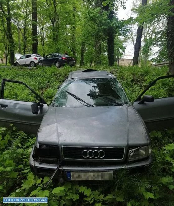 Samochód marki audi po wypadku w Złotoryi.