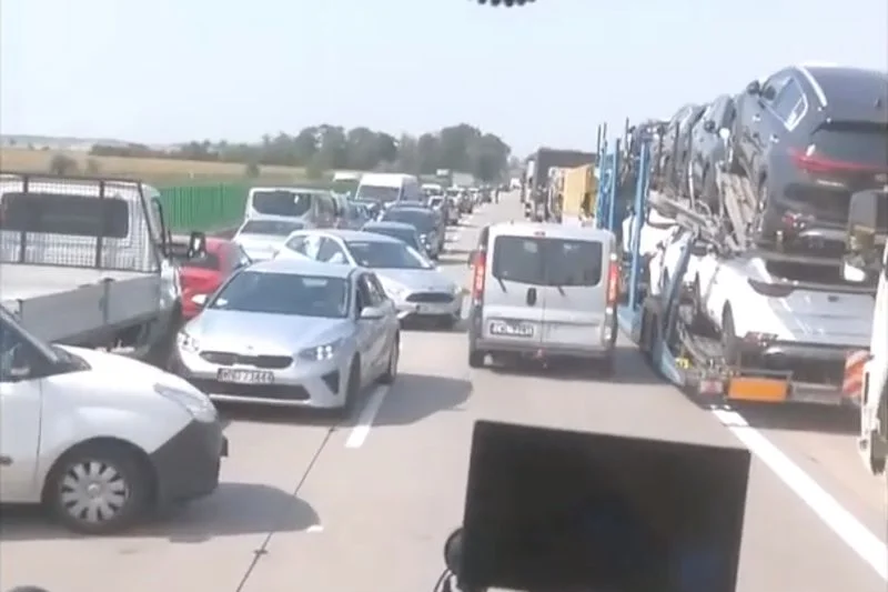 Policjanci nadal wciąż poszukują reszty kierowców.