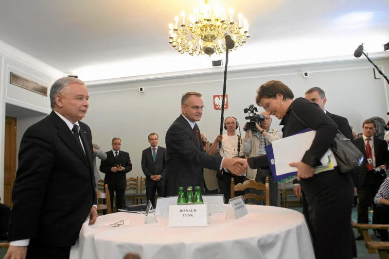 Sondaże pokazują, że PO-PiS traci poparcie z tygodnia na tydzień.