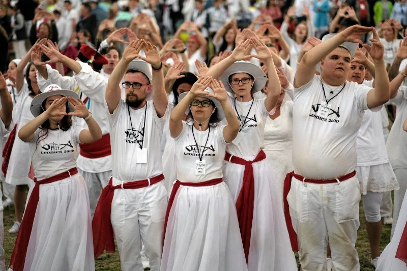 Ludzie z całej Polski przyjeżdżają do Lednicy