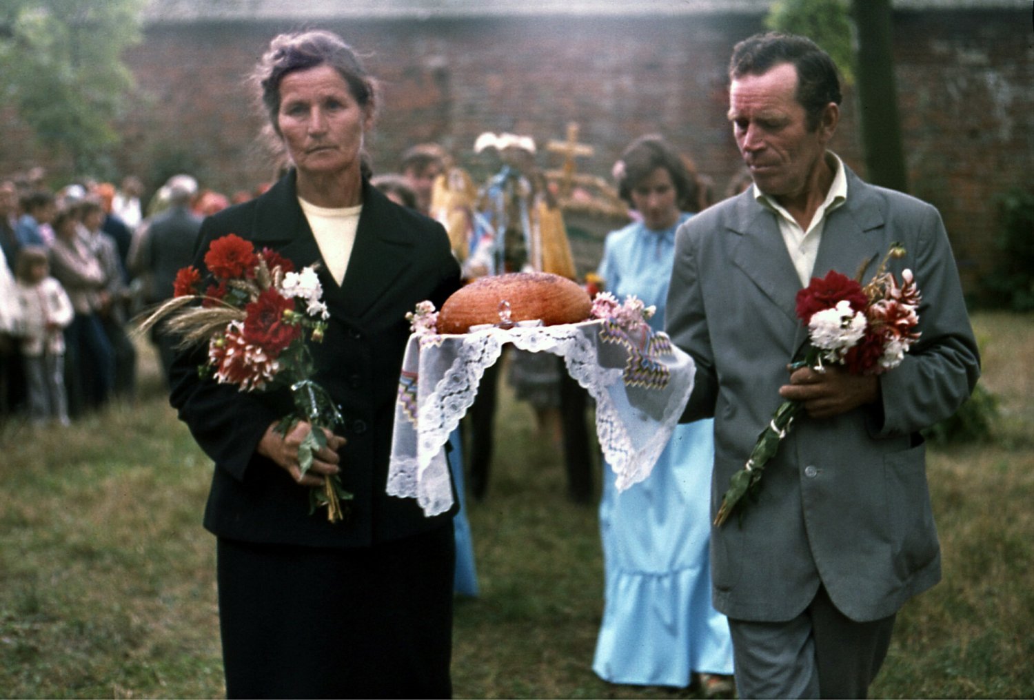 Procesja dożynkowa podczas obchodów Święta Matki Boskiej Siewnej. Krasnobrod, 1976 r.