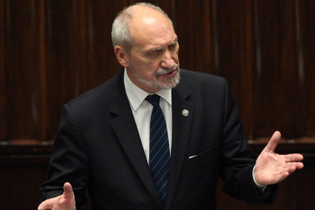 Macierewiczowi nie podobają się umowy z Rosją.