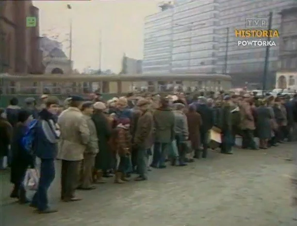 Ci, którzy chcieli kupić karpia, musieli swoje odstać. Poznań, 1984 rok.