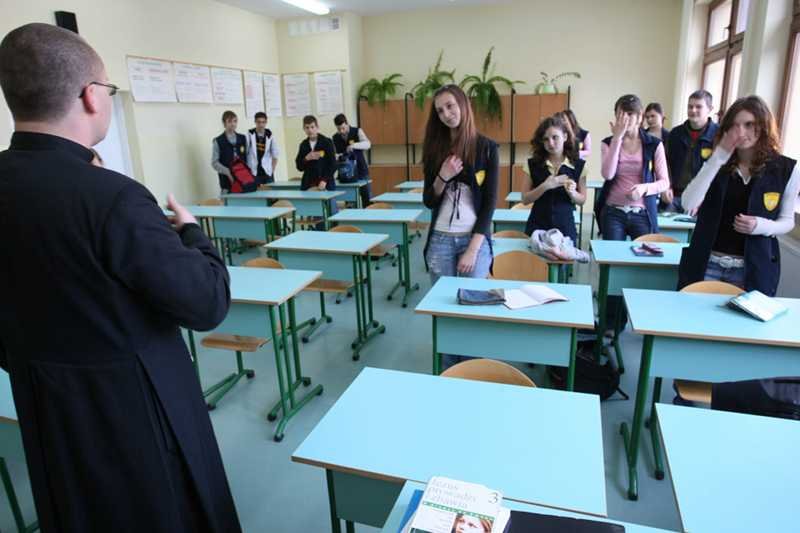 Zdaniem Rzecznik Praw Obywatelskich konieczność składania oświadczeń o nieuczęszczaniu na religię to dyskryminacja.