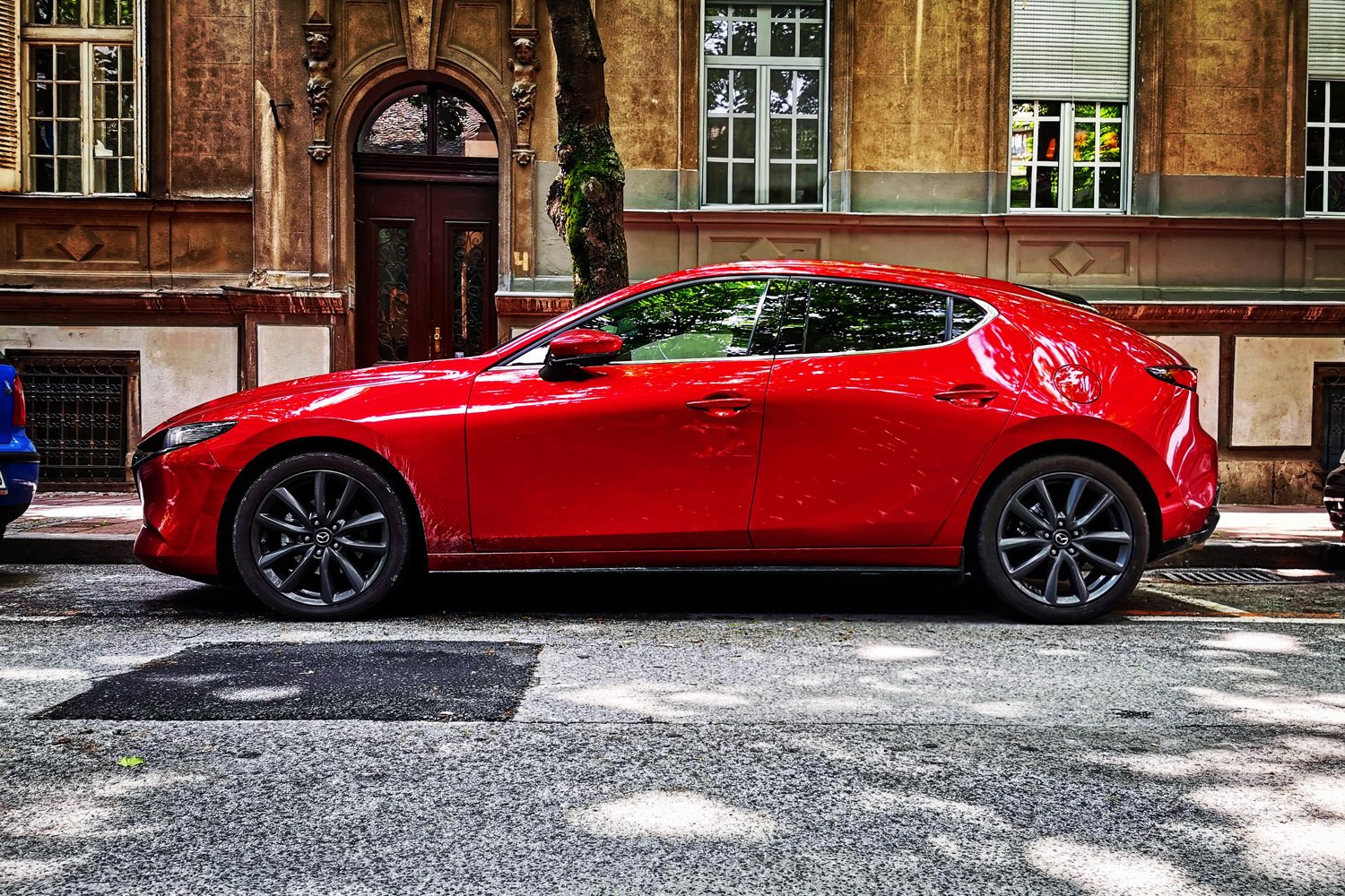 Nowa Mazda 3 hatchback w swoim flagowym kolorze soul red.