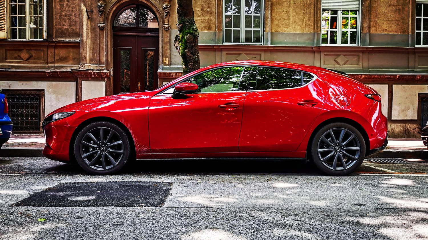 Nowa Mazda 3 hatchback w swoim flagowym kolorze soul red.