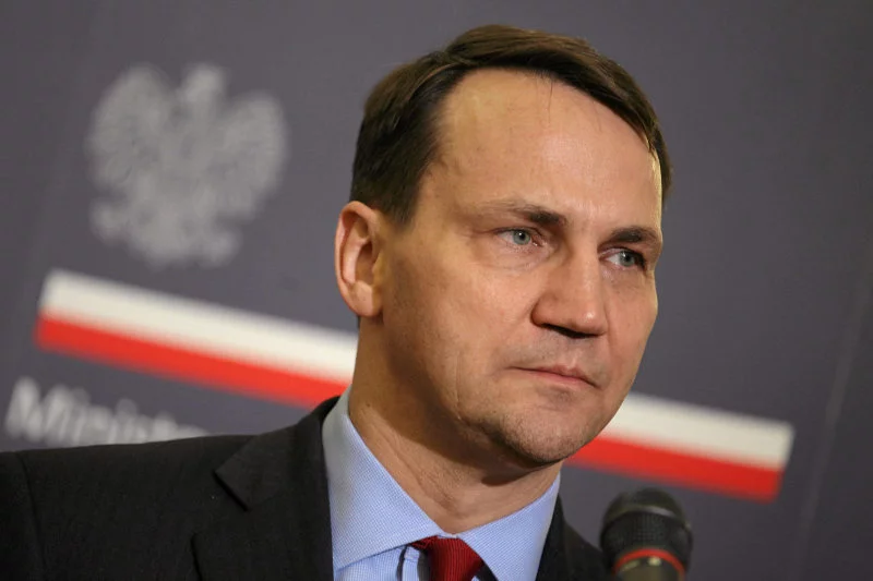 Zdaniem ministra Radosława Sikorskiego sankcje "są jak broń atomowa"