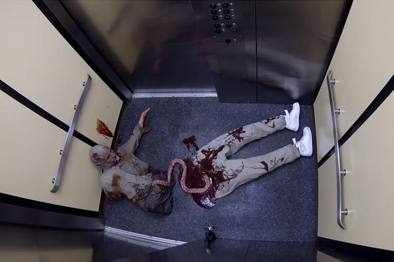 Wardęga znów szokuje! Zamiast psa-pająka są zombie. Zobacz Zombie Apocalypse Halloween Prank